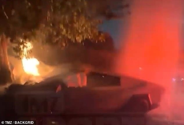 Meanwhile, the front of the Cybertruck continued to burn