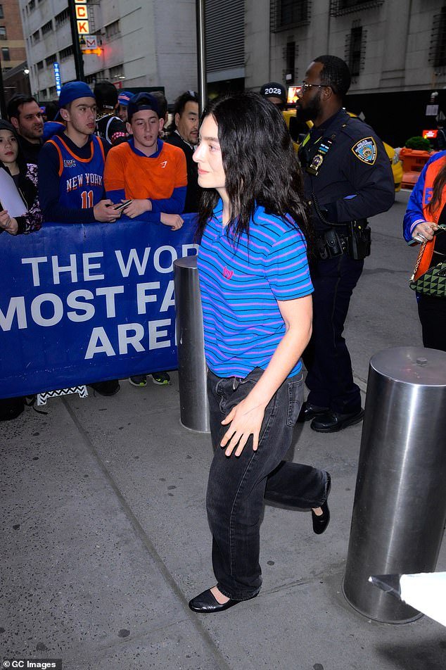 She matched the blue and red striped top with dark aqua jeans and a set of black flats