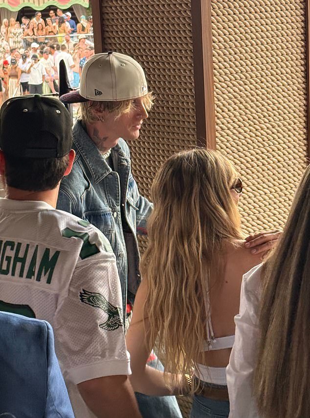 Sydney and Machine Gun Kelly were looking extra chummy at a star-studded party at the MGM Grand and Palm Tree Beach Club
