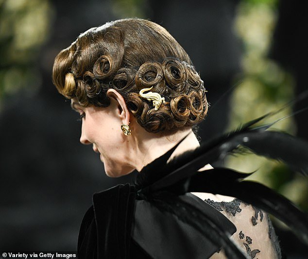Her dark locks were styled with alligator clips that actually featured tiny alligators, a nod to her husband's profession.