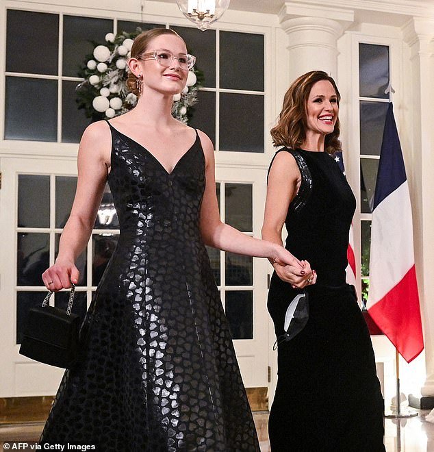 ¿I spent the January fires in Los Angeles arguing with my mother in a hotel room,¿ Violet writes, noting that her mother was ¿shell-shocked, astonished at the scale of destruction.¿ (Violet is pictured with her mother Jennifer Garner at the White House in 2022).