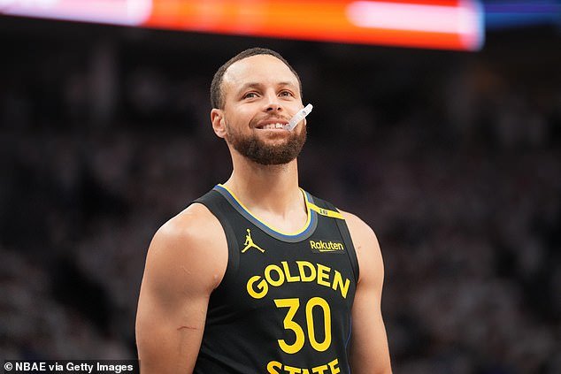 Steph Curry hurt his hamstring as Golden State Warriors played Minnesota Timberwolves