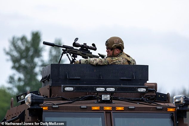 Minnesota State Patrol, SWAT teams, and a US Marshals Fugitive Task Force arrived in a dozen or more vehicles including heavily armored trucks about 11am on Sunday